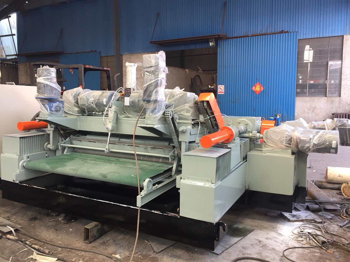 Operation of the non card veneer peeling machine